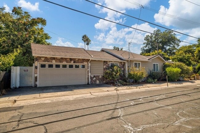 Building Photo - Welcome to this stunning 4-bedroom, 2-bath...
