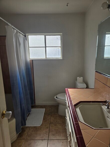 Building Photo - 545 W Hedges Ave