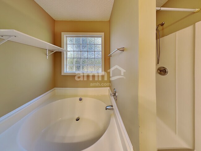 Building Photo - 1105 Stonewater Dr