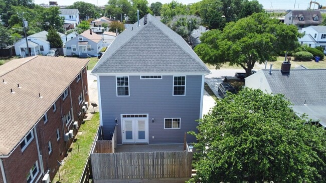 Building Photo - Willoughby Beach
