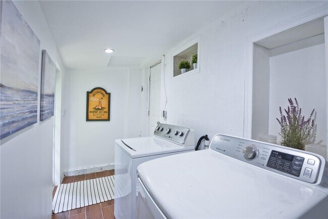 Building Photo - 4 S Gordon Rd