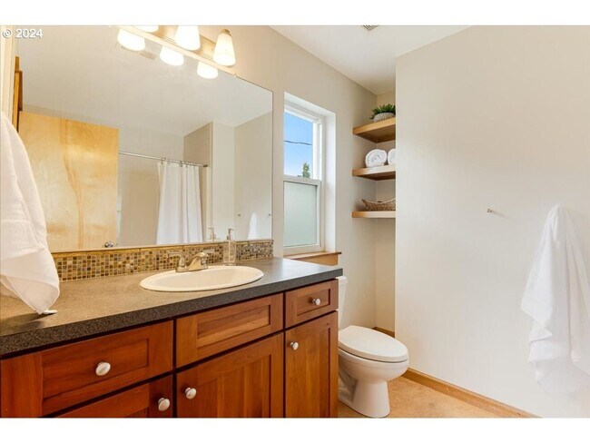 Building Photo - Charming 3-Bed, 2.5-Bath Townhome with Private Patio, Open Floor Plan, and Prime King Neighborhoo...