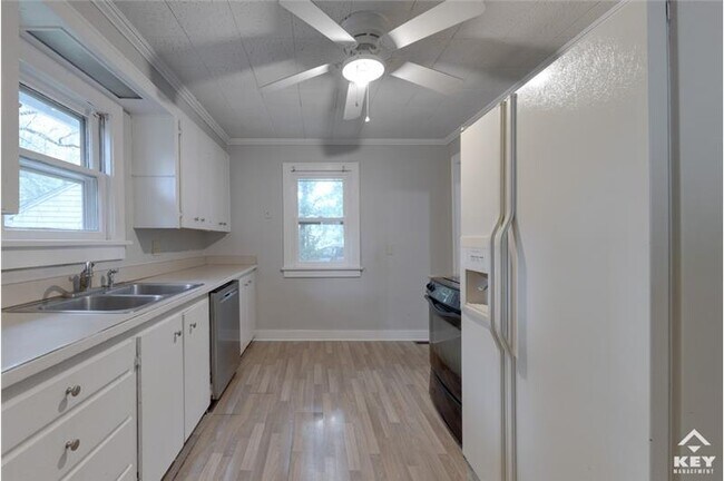 Building Photo - 705 S Pershing Ave