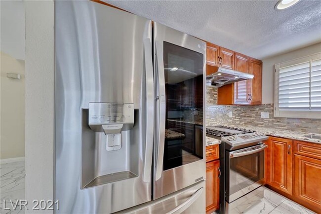 Building Photo - Gorgeous 4 bedroom home with large corner ...
