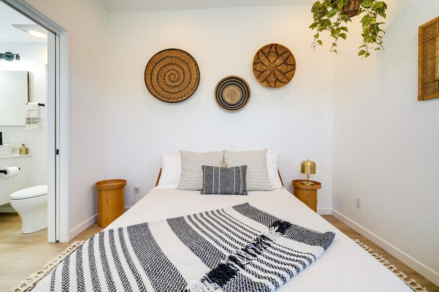 Building Photo - 510 Iris St