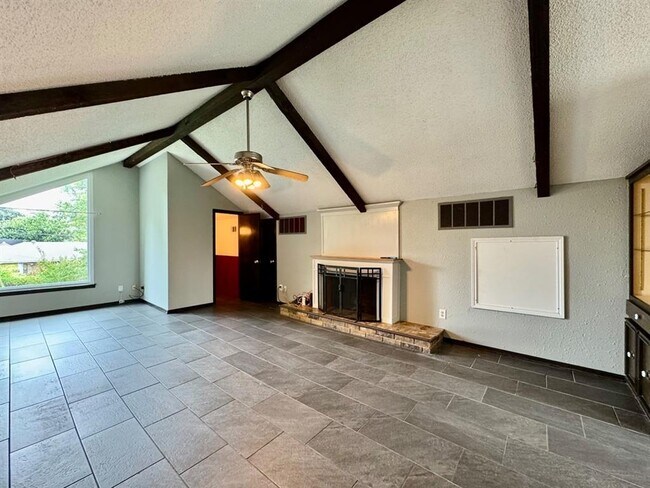 Building Photo - 3604 Jim Robison Dr