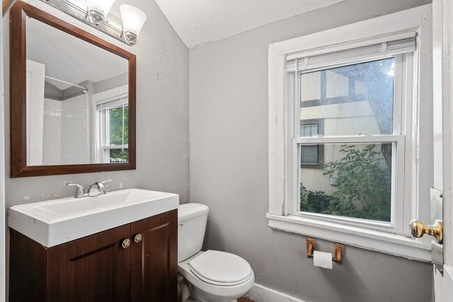 Building Photo - MUST SEE! Spacious 5BD/2BA Home near the U...