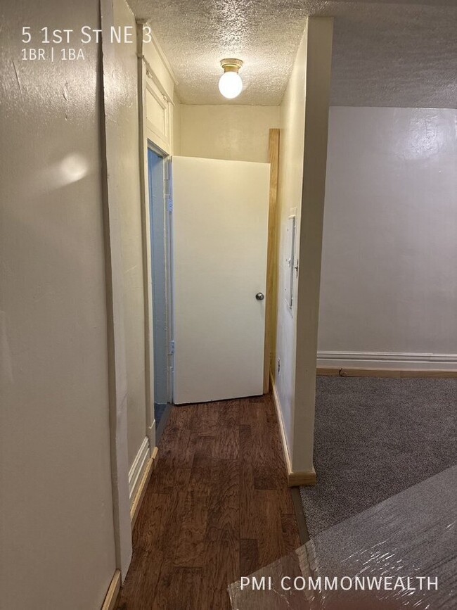 Building Photo - 1 Bed / 1 Bath Apartment (Available 4/10/25)