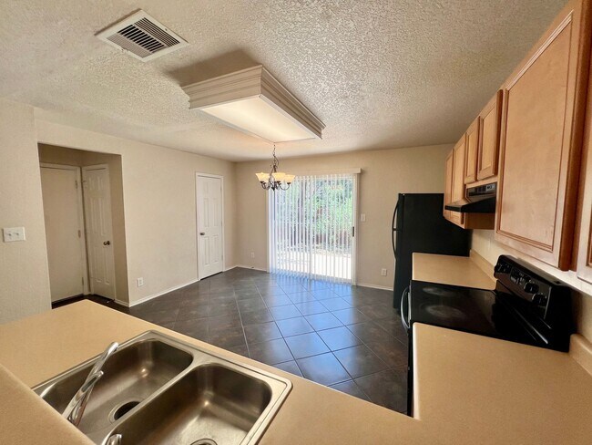Building Photo - *MOVE IN SPECIAL* Move-In Ready | Washer & Dryer Included + Google Fiber Located Near UTSA!