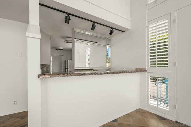 Building Photo - 2544 Navarra Dr