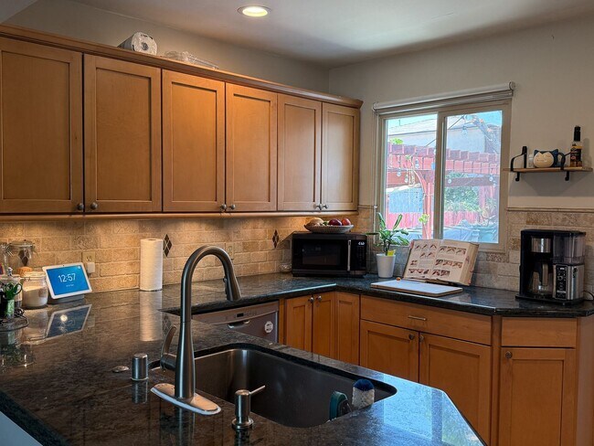 Building Photo - 3 Bedroom 2 Bathroom House Available Septe...