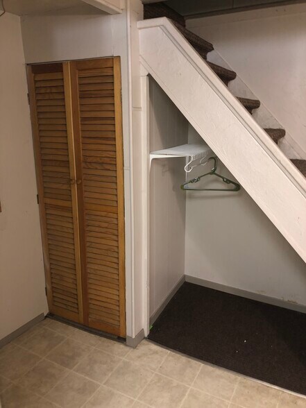 Entry way closet space - 122 2nd Ave SW