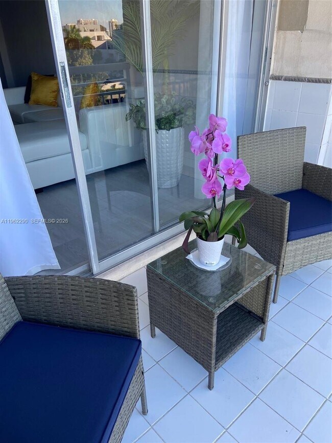 Building Photo - 400 Kings Point Dr