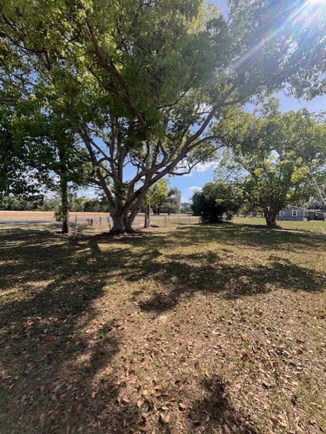 Building Photo - Country setting 2 bedroom home
