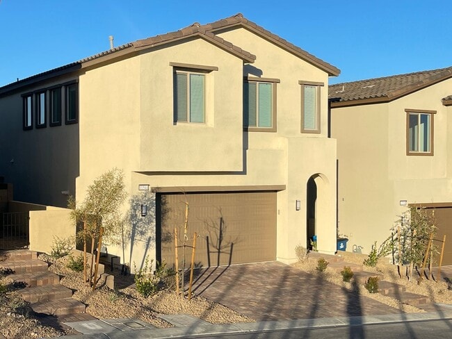 Building Photo - MOUNTAIN VIEWS, Gently lived in 4 bedroom 2.5 Bathrooms with Loft, home is a Must See!