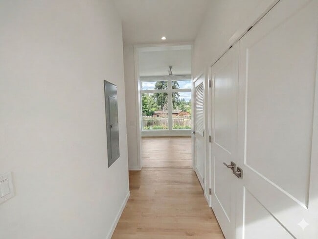 Building Photo - Fully Fenced Private Single-Level 2x2 Retreat in Bend with Bonus Office Nook!