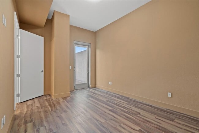 Building Photo - Fabulous Highrise Condo with Stripe Views!