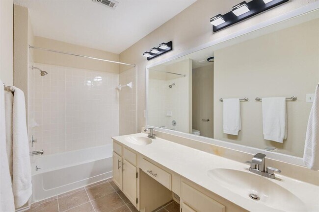 Building Photo - 6808 Luckenbach Ln