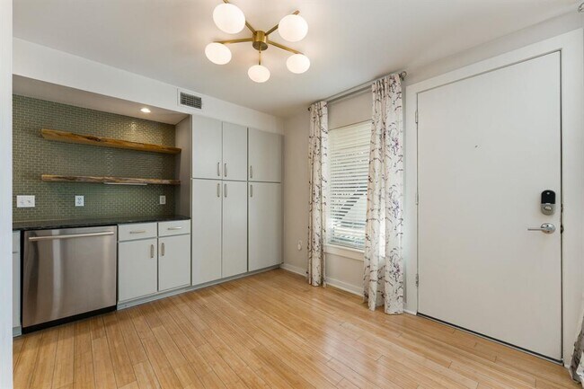 Building Photo - 2200 Dickson Dr