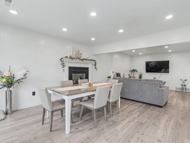 Building Photo - Spacious Furnished Home with Mountain Views and Room to Enjoy