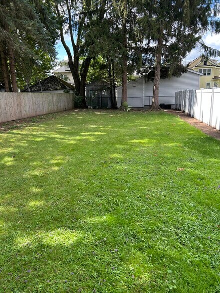 Building Photo - 160 Stafford Ave