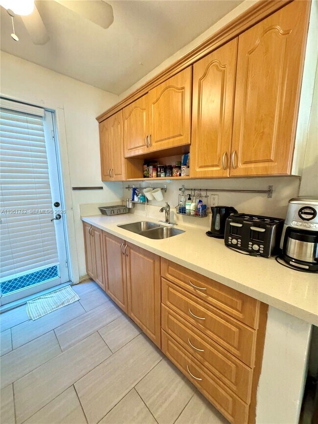 Building Photo - 401 Collins Ave