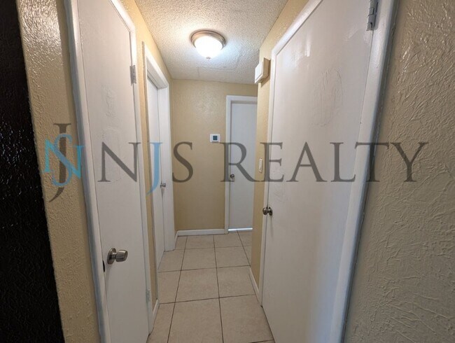 Building Photo - 3034 Roxbury Dr