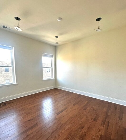 Building Photo - 1155 W Lunt Ave