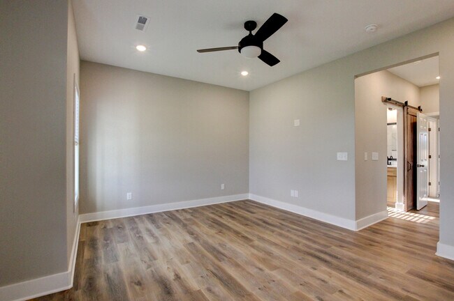 Building Photo - 102 Riverbend Dr