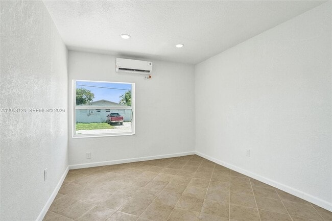 Building Photo - 2120-2122 Thomas Street Unit 2122