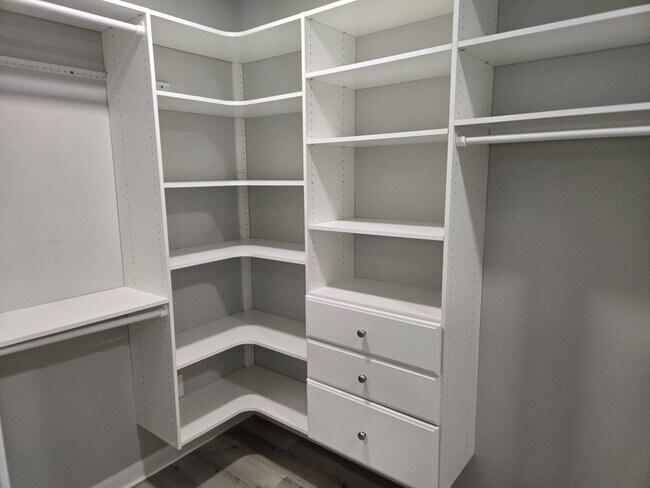Building Photo - Charming 5-Bedroom Property in Prime Location