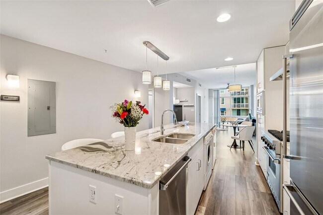 Building Photo - 1120 E Kennedy Blvd