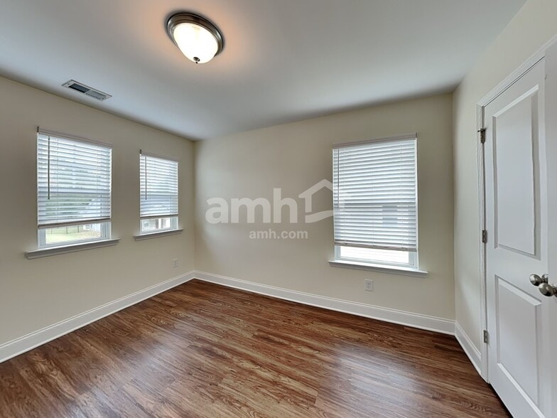 Building Photo - 241 Lake Vista Dr