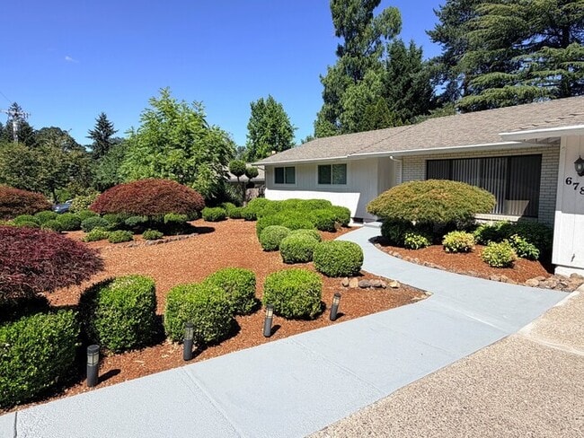 Building Photo - Spacious West Linn Ranch with Multiple Living Spaces, Large Fenced Backyard & Landscaping Included!