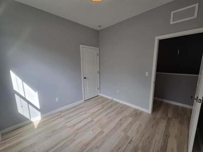 Building Photo - Bright and Easy-Living Home in Riviera Beach