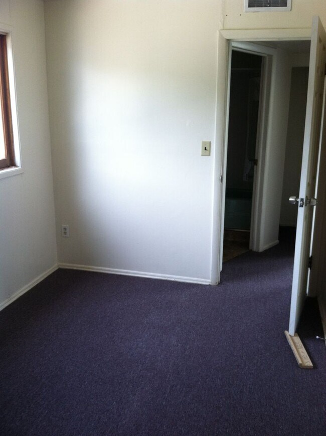 Building Photo - 612 13th St S