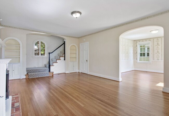 Building Photo - BEAUTIFUL COLONIAL HOME ON LIBBIE AVENUE B...