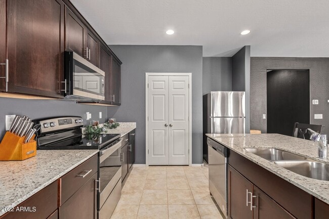 Building Photo - 43721 W Acacia Ave