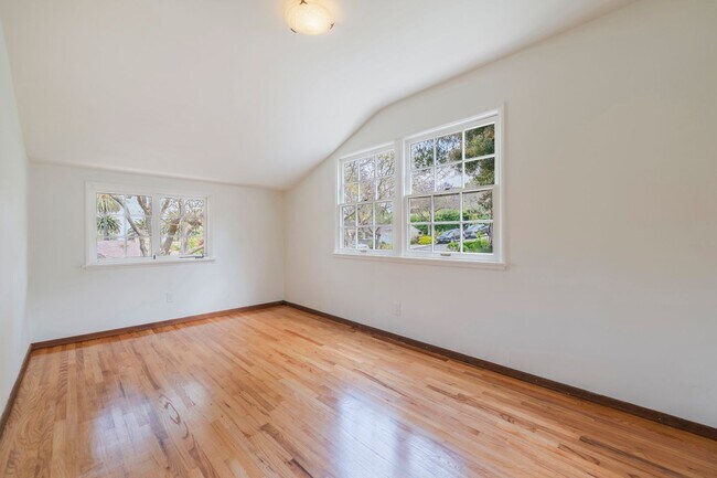 Building Photo - Valmonte 3 bed/3 bath Home plus guest house.