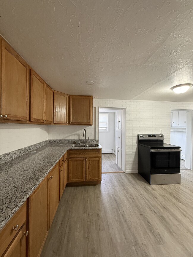 Building Photo - 521 Savoy Ave