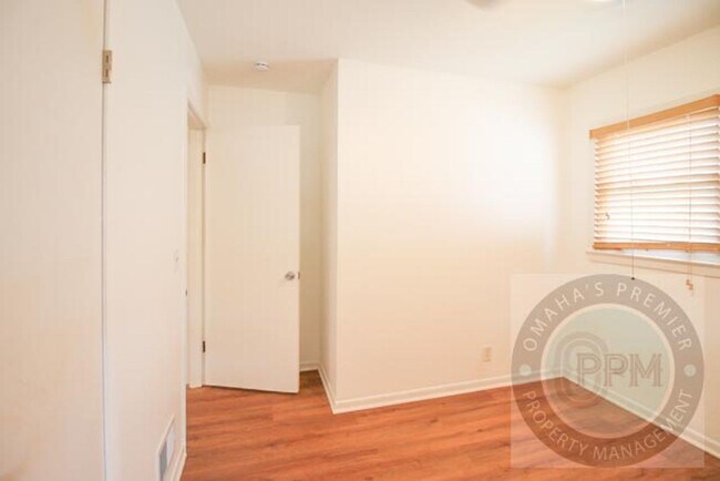 Building Photo - Spacious 3 Bedroom / 1 Bathroom Home in Be...