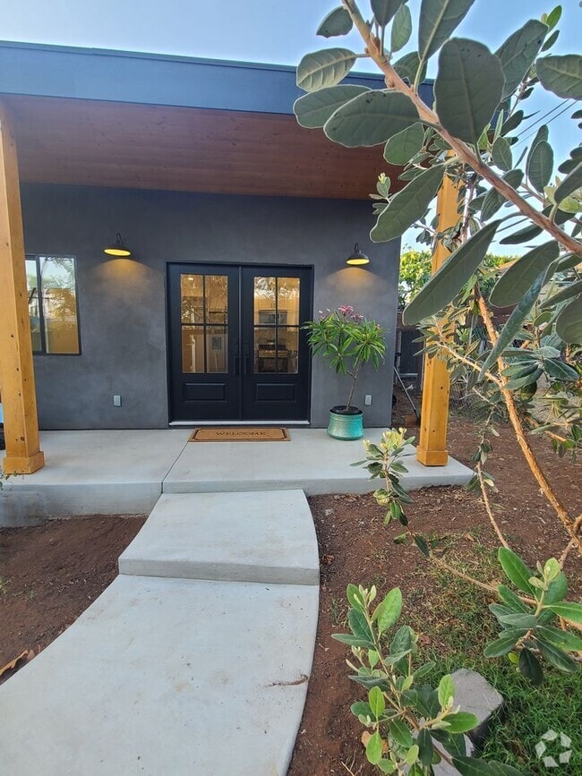 Building Photo - Gorgeous & Modern ADU w/ Solar, Washer/Dry...