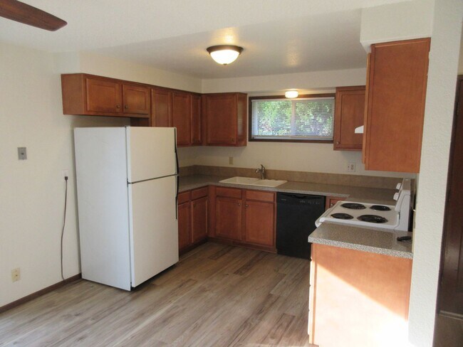 Building Photo - Spacious Two Bedroom Duplex