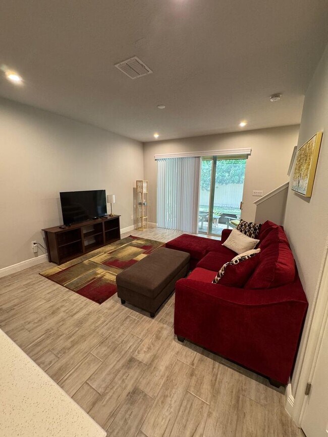 Building Photo - Beautifully maintained 3-bedroom, 2.5-bath townhome