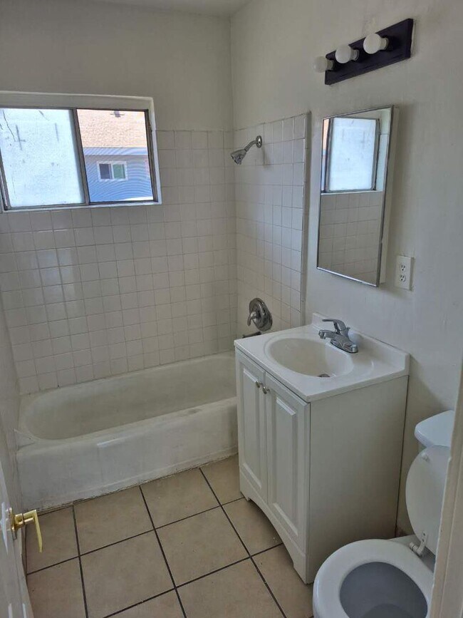 Building Photo - 305 W Guinida Ln