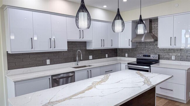 Building Photo - 1 Beach Dr SE