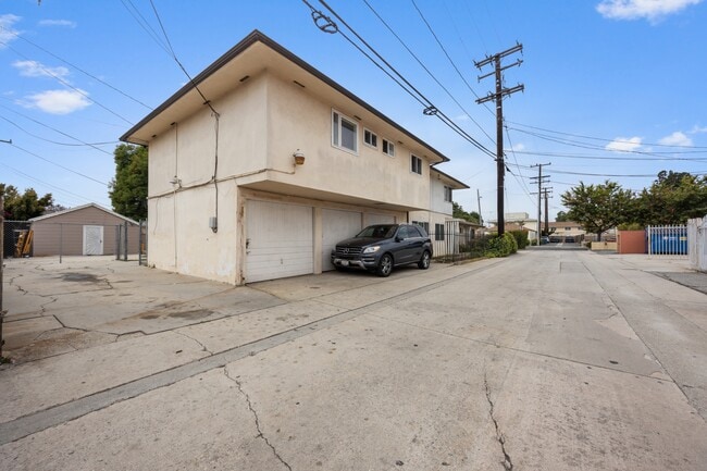 Building Photo - 8612 S 12th Ave