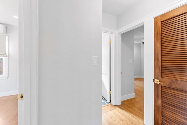 Building Photo - Charming Updated 2 bed, 2 bath Home near D...