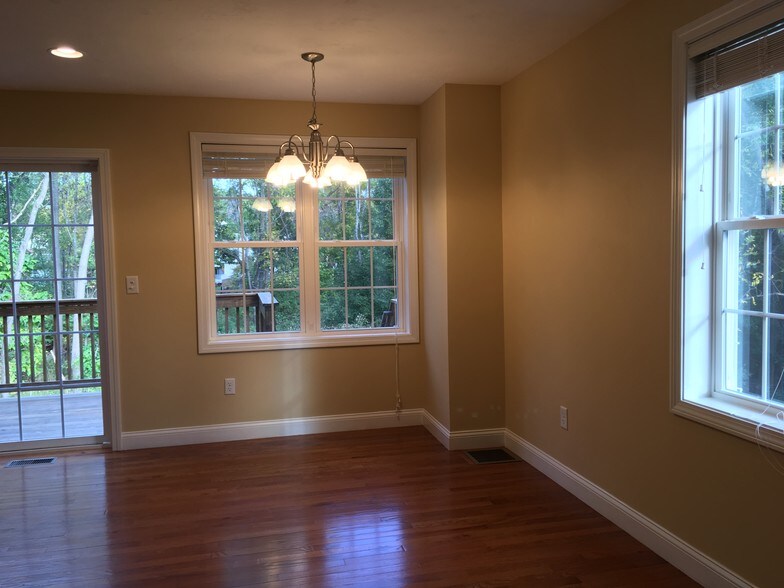 Dining area - 1088 W Boylston St
