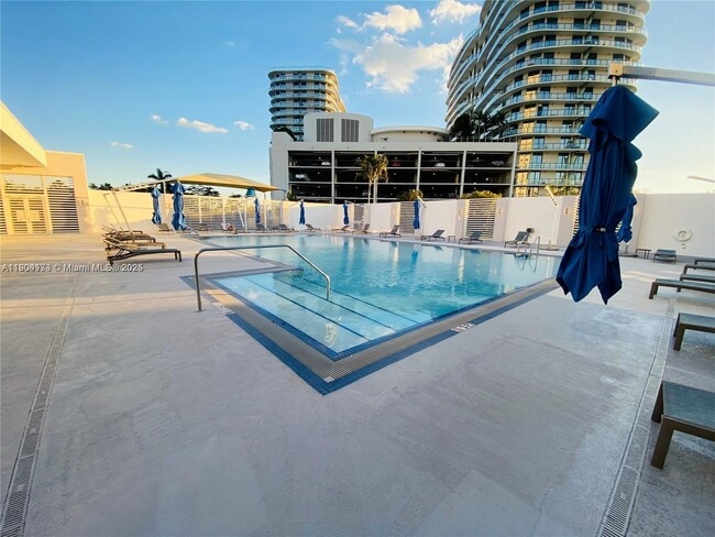 Building Photo - 14951 Royal Oaks Ln